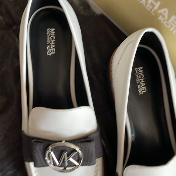 MK shoes size 10 Med black and white NWT and box - Picture 2 of 4